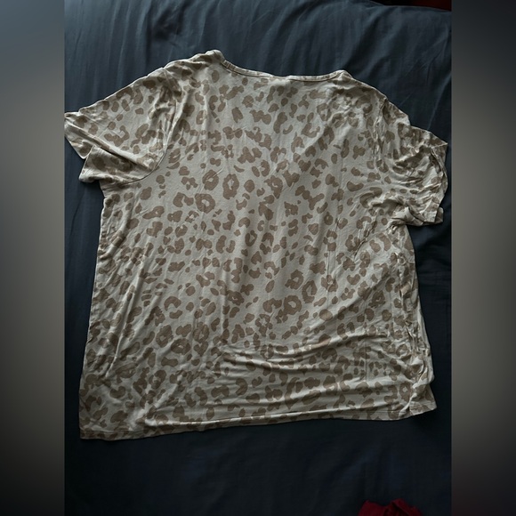 Old navy tee - Picture 2 of 3